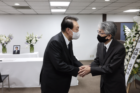 윤석열 대통령이 故아베 신조 前일본 총리 빈소를 찾아 조문한 뒤 아이보시 고이치 주한 일본대사와 대화하고 있다. 2022.7.12  대통령실 제공
