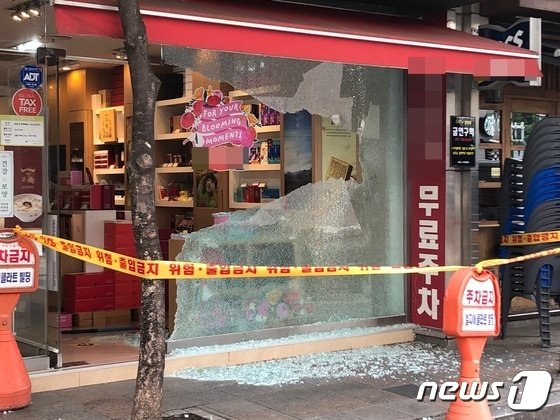 서울 영등포구에 위치한 가게의 통유리창이 11일 낮 12시쯤 별도의 충격이 없는 상태에서 깨지는 일이 발생했다.