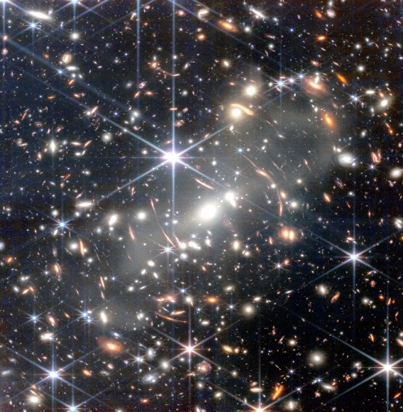 미국 항공우주국(NASA)가 11일(현지시간) 제임스 웹 우주망원경으로 포착한 우주 사진을 처음 공개했다. 해당 사진은 SMACS 0723 은하로, 지구에서 40억광년(1광년은 빛이 1년 가는 거리로 약 9조4600억㎞) 떨어져 있다. 2022.07.12. 나사 홈페이지 사진 캡쳐
