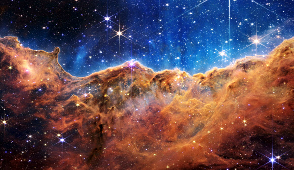 거대한 산과 계곡 같은 장관을 보여주는 용골자리 대성운은 태양보다 더 큰 대형 별들이 탄생해 ‘별들의 요람’으로 불린다. 수많은 별들이 광채를 발산하는 만큼 밤하늘에서 가장 크고 밝은 성운 중 하나다. 지구와의 거리는 7600광년이며 산과 계곡처럼 보이는 이미지는 실제 거대한 가스와 먼지층이다. 미 항공우주국 제공