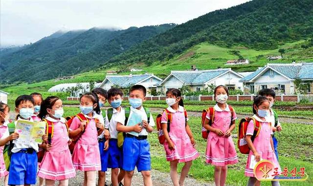 새로 디자인한 여름 교복으로 갈아입은 북한 어린이들