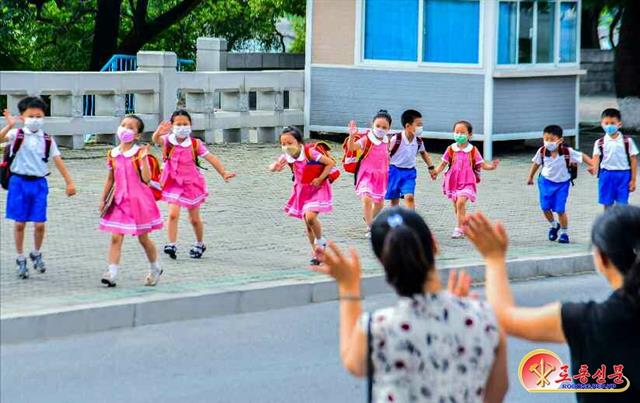 북한, 교복 공급 대대적 선전…“후대 사업은 제일 중대사”