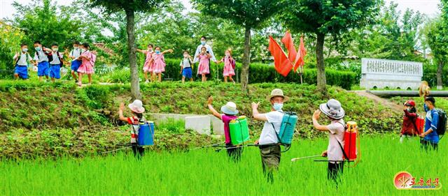 여름 맞은 북한…하복 입고 등교하는 북한 어린이들