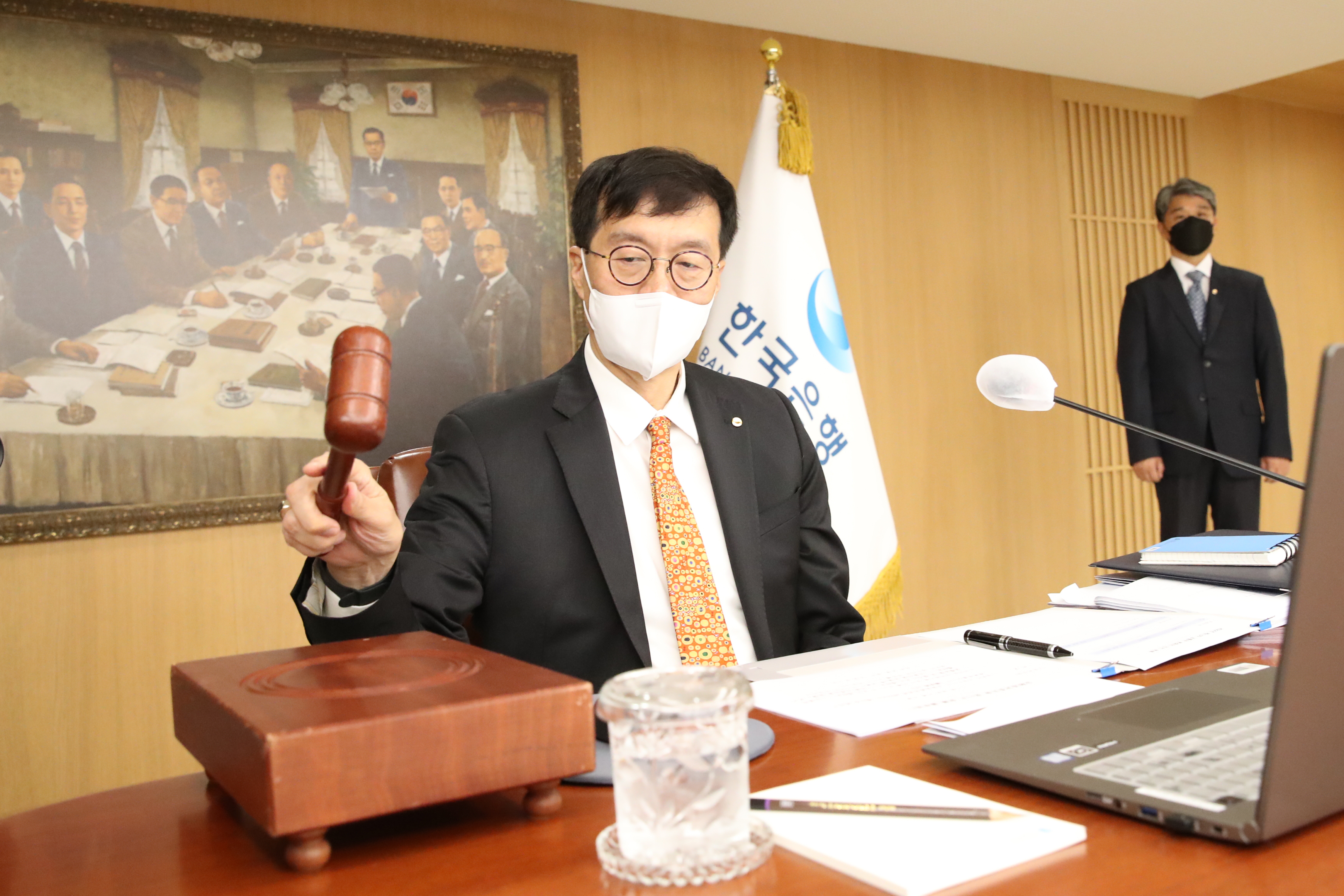 이창용 한국은행 총재가 13일 오전 서울 중구 한국은행에서 열린 금융통화위원회(금통위) 본회의에서 회의를 주재하고 있다. 금통위는 이날 현재 연 1.75%인 기준금리를 연 2.25%로 0.5% 포인트 인상했다. 한국은행 제공.  