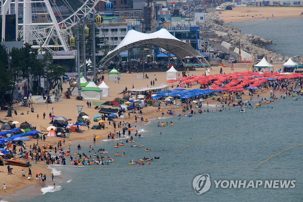 9일 개장한 속초해수욕장이 피서 인파로 붐비고 있다. 연합뉴스