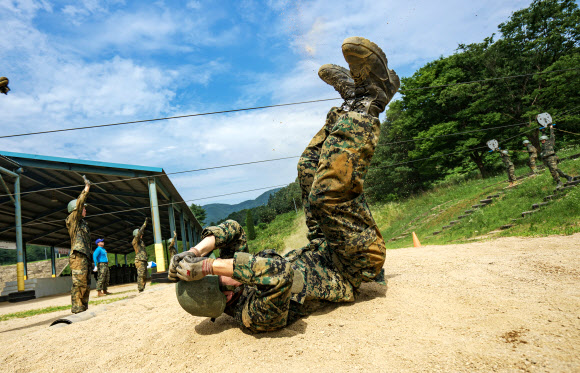 지상 훈련하는 육사 생도들
