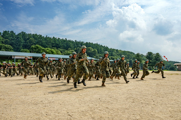 지상 훈련하는 육사 생도들
