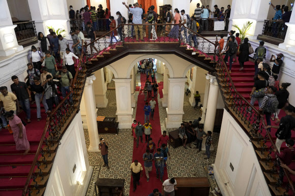스리랑카 콜롬보의 대통령 관저를 점거한 시위대가 관저 내부를 돌아다니고 있다. 2022.7.13 AP 연합뉴스