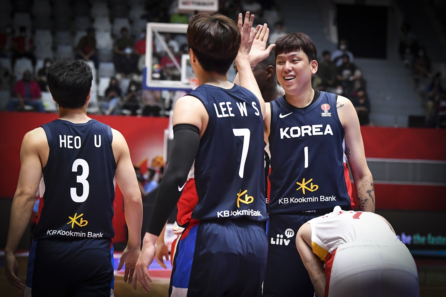 한국 남자농구 대표팀 최준용(오른쪽 두 번째)이 12일(한국시간) 인도네시아 자카르타에서 열린 2022 국제농구연맹(FIBA) 아시아컵(옛 대회명은 아시아선수권대회) 본선 조별(B조) 예선 중국전에서 이우석(세 번째)과 하이파이브를 하고 있다. 대한민국농구협회 제공