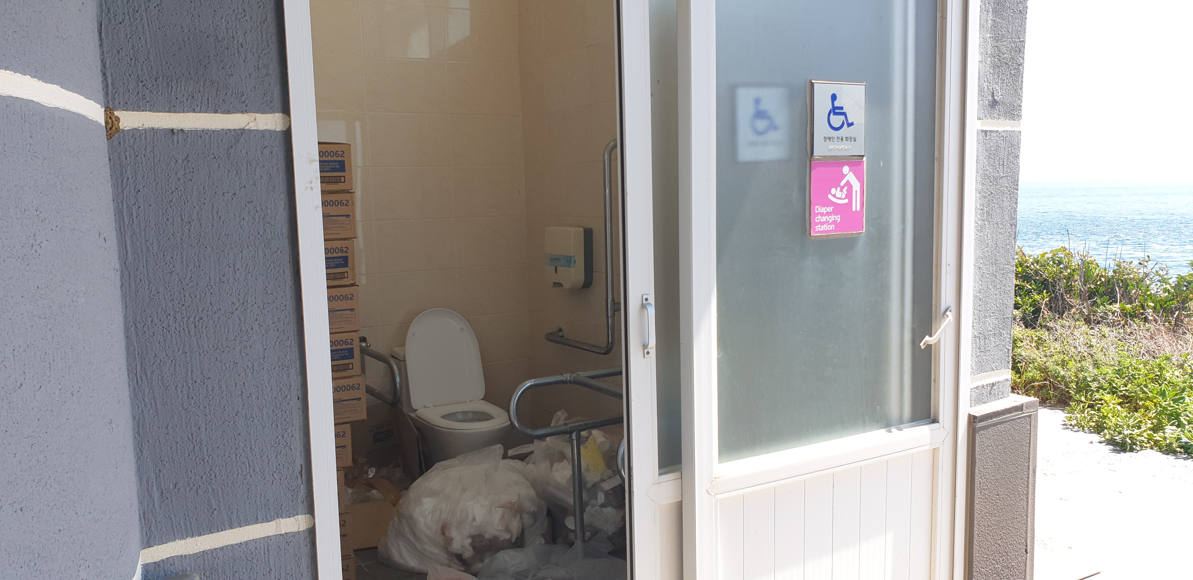 마라도의 한 장애인 화장실은 쓰레기가 방치돼 사용할 수 없었다.  제주 김주연 기자