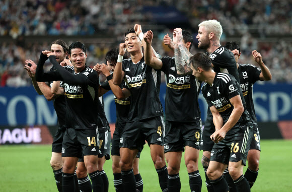 13일 서울월드컵경기장에서 열린 팀 K리그와 잉글랜드 프로축구 프리미어리그 토트넘 홋스퍼의 친선경기에서 조규성이 득점 후 동료들과 환호하고 있다. 2022.7.13  연합뉴스