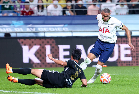 13일 서울월드컵경기장에서 열린 팀 K리그와 잉글랜드 프로축구 프리미어리그 토트넘 홋스퍼의 친선경기에서 토트넘 히샤를리송이 팀 K리그 백승호를 드리블로 제치고 있다. 2022.7.13  연합뉴스