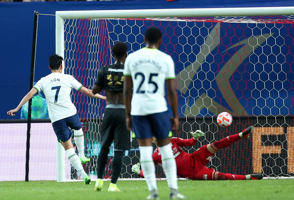 13일 서울월드컵경기장에서 열린 팀 K리그와 잉글랜드 프로축구 프리미어리그 토트넘 홋스퍼의 친선경기에서 토트넘 손흥민이 패널티킥으로 골을 성공시키고 있다. 2022.7.13  연합뉴스