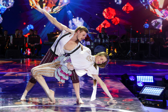 아티스트들이 13일(현지시간) 벨라루스 비텝스크에서 7월 13일부터 18일까지 열리는 ‘제31회 슬라비안스키 바자르 비텝스크 국제예술제’ 개막식에서 공연을 하고 있다. TASS 연합뉴스