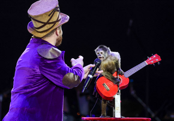 아티스트들이 13일(현지시간) 벨라루스 비텝스크에서 7월 13일부터 18일까지 열리는 ‘제31회 슬라비안스키 바자르 비텝스크 국제예술제’ 개막식에서 공연을 하고 있다. TASS 연합뉴스