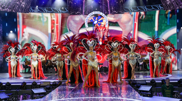 아티스트들이 13일(현지시간) 벨라루스 비텝스크에서 7월 13일부터 18일까지 열리는 ‘제31회 슬라비안스키 바자르 비텝스크 국제예술제’ 개막식에서 공연을 하고 있다. TASS 연합뉴스