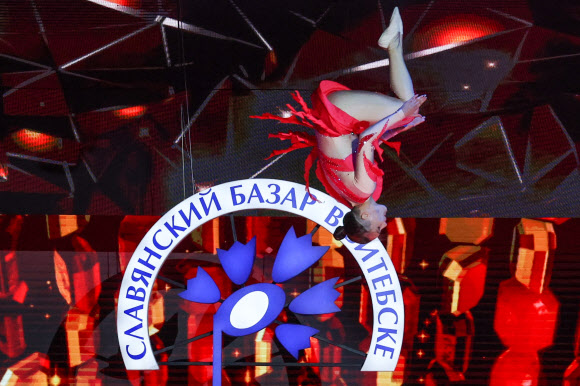 아티스트들이 13일(현지시간) 벨라루스 비텝스크에서 7월 13일부터 18일까지 열리는 ‘제31회 슬라비안스키 바자르 비텝스크 국제예술제’ 개막식에서 공연을 하고 있다. TASS 연합뉴스