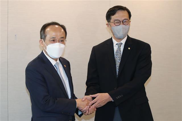 추경호(왼쪽) 경제부총리 겸 기획재정부 장관과 이창용(오른쪽) 한국은행 총재