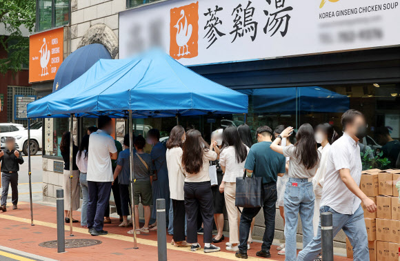 초복을 이틀 앞둔 14일 시민들이 서울 시내의 한 삼계탕집 앞에 길게 줄을 서 있다. 연합뉴스