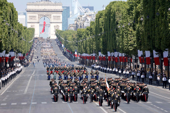 샹젤리제 거리서 펼쳐진 프랑스 ‘혁명기념일’ 군사퍼레이드