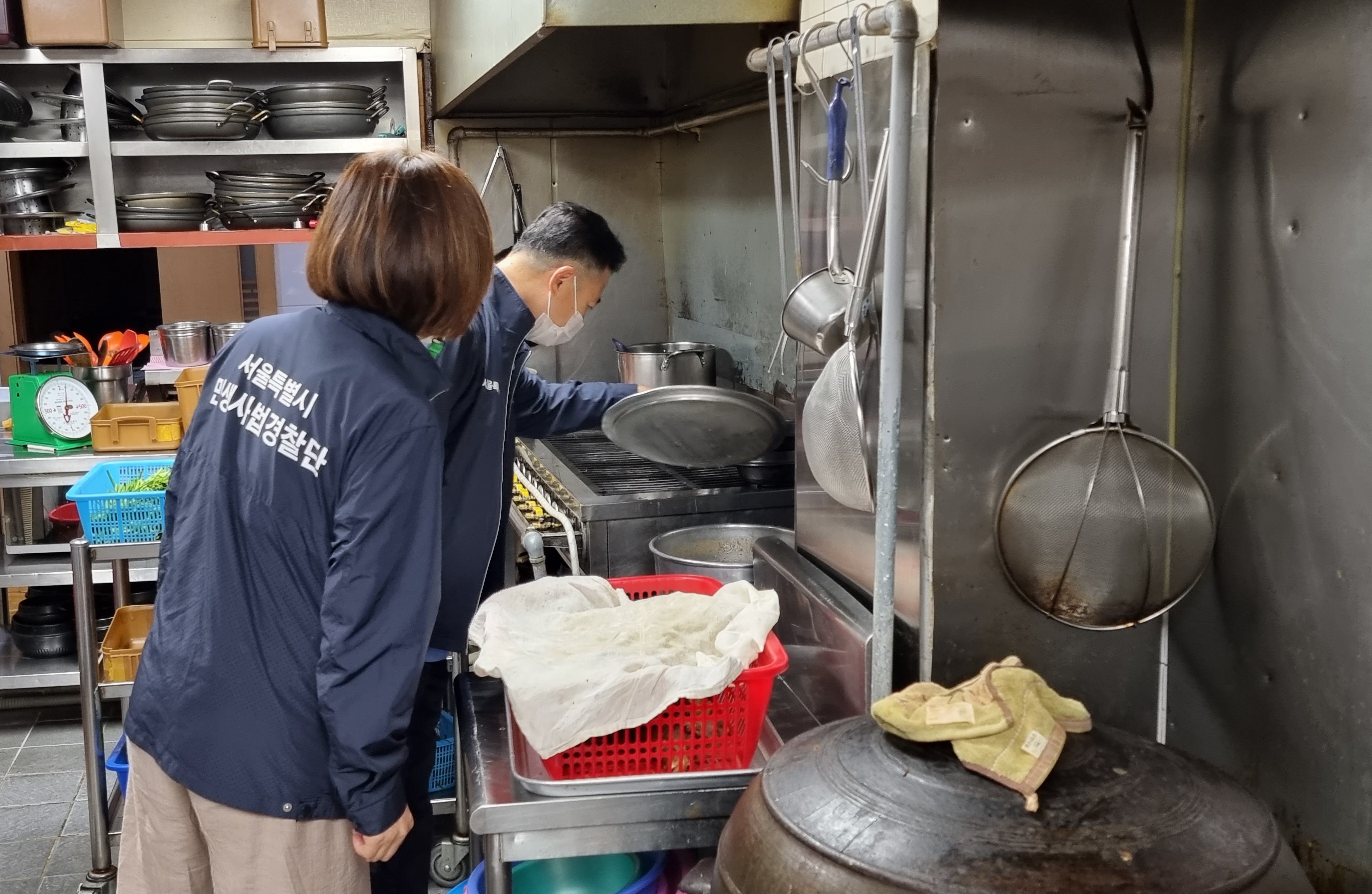 서울시 민생사법경찰단 관계자들이 시내 한 염소고기 전문음식점에서 원산지 위반 여부 점검을 하고 있다. 서울시 제공 