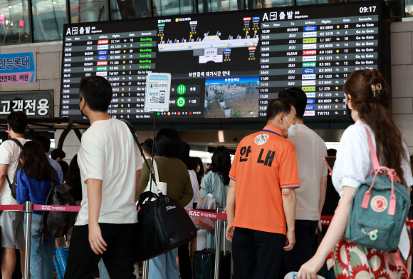 코로나19 재유행 속 붐비는 공항