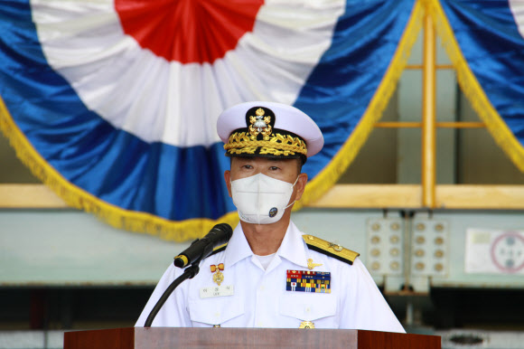 15일 오전 경북 포항 해군비행장에서 해군항공사령부 창설식이 개최된 가운데 초대 사령관에 취임한 이상식 해군항공사령관이 식사하고 있다. 2022.07.15.뉴시스