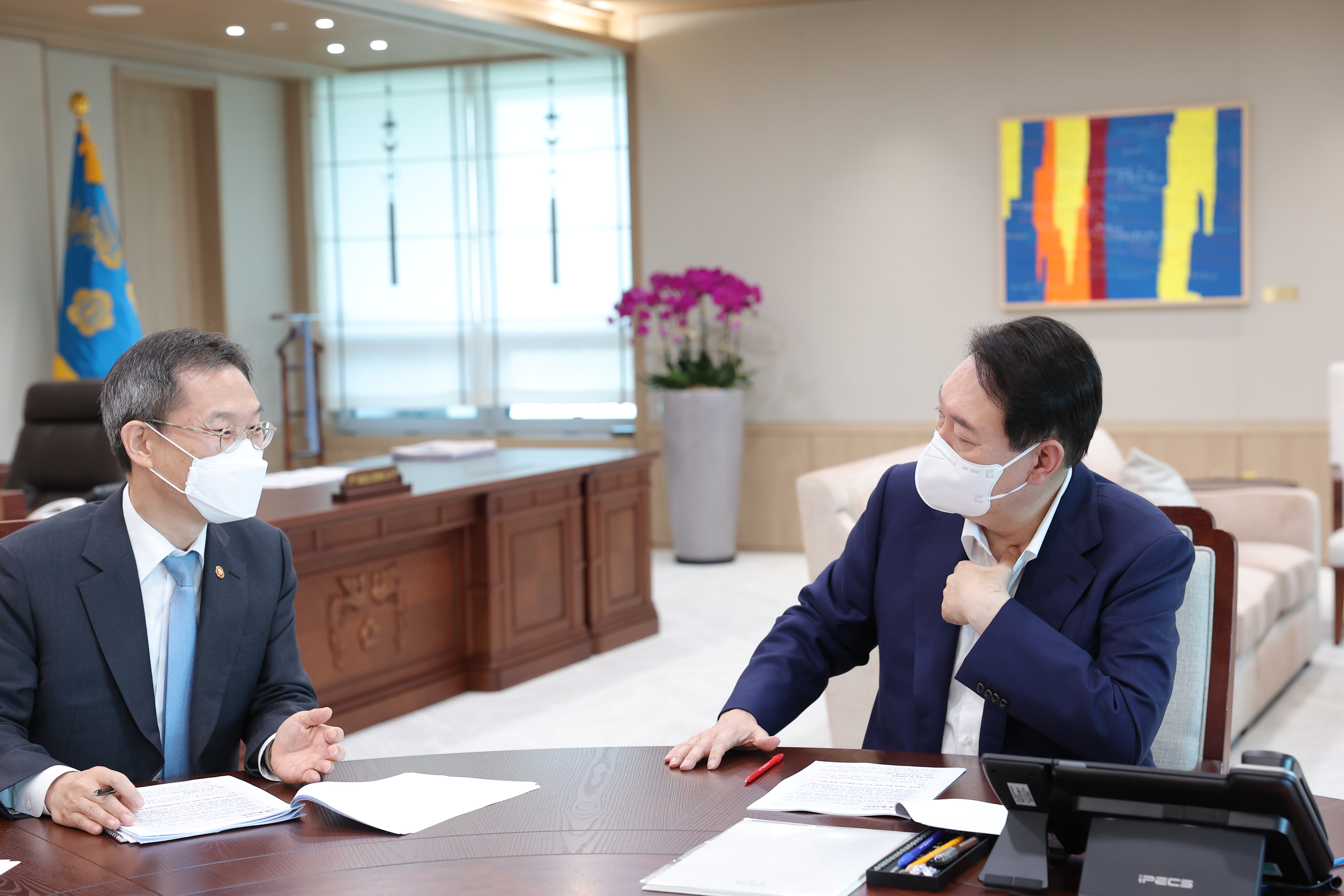 윤석열 대통령이 15일 오후 서울 용산 대통령실청사에서 이종호 과학기술정보통신부 장관(왼쪽)으로부터 부처 업무보고를 받고 있다. 2022.7.15 대통령실 제공