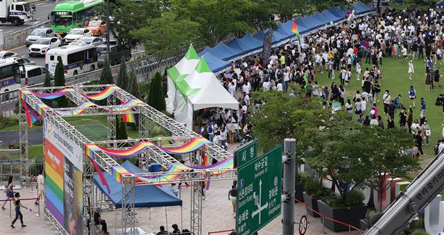 16일 서울광장에서 열린 서울퀴어문화축제를 찾은 시민들이 다양한 부대행사를 즐기고 있다. 2022.7.16 뉴스1