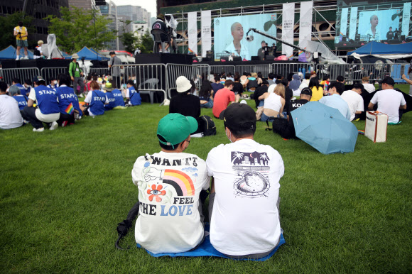 16일 서울광장에서 열린 퀴어문화축제에서 참가자들이 축제를 즐기고 있다. 2022.07.16. 뉴시스