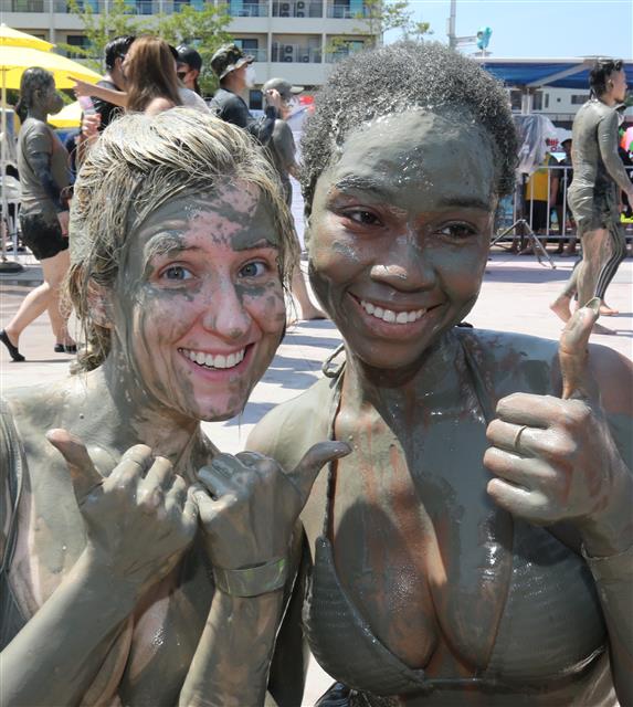 16일 충남 보령 대천해수욕장 일원에서 열린 보령해양머드박람회에서 외국인 관광객들이 머드체험을 하며 즐거운 시간을 보내고 있다. 2022.7.16 뉴스1