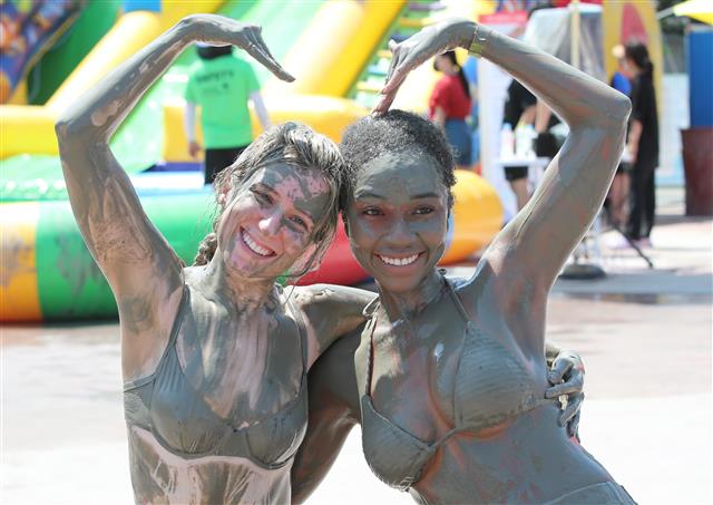 16일 충남 보령 대천해수욕장 일원에서 열린 보령해양머드박람회에서 외국인 관광객들이 머드체험을 하며 즐거운 시간을 보내고 있다. 2022.7.16 뉴스1