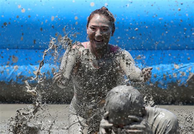 16일 충남 보령 대천해수욕장 일원에서 열린 보령해양머드박람회에서 외국인 관광객들이 머드체험을 하며 즐거운 시간을 보내고 있다. 2022.7.16 뉴스1