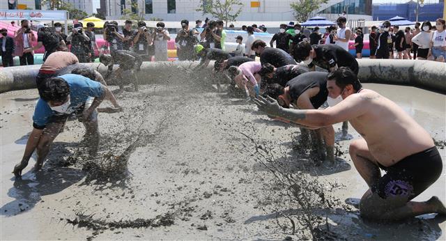 16일 충남 보령 대천해수욕장 일원에서 열린 보령해양머드박람회에서 관광객들이 머드체험을 하며 즐거운 시간을 보내고 있다. 2022.7.16 뉴스1