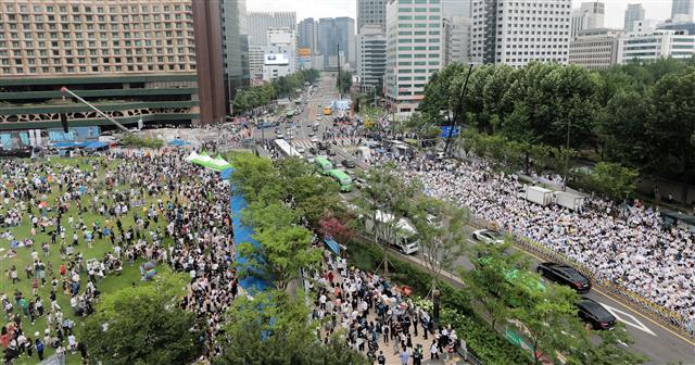 16일 서울광장에서 서울퀴어문화축제가 열린 가운데 건너편 세종대로에서 동성애 퀴어축제 반대 국민대회가 열리고 있다. 2022.7.16 뉴스1