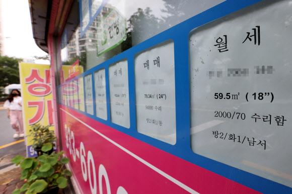 서울부동산정보광장에 따르면 올해 상반기(1∼6월) 서울에서 월세가 낀 아파트 임대차 거래량은 이날까지 4만2천87건으로 집계됐다. 이는 2011년 관련 통계 집계가 시작된 이래 상반기 기준으로 가장 많은 것으로 4만건을 넘은 것은 올해가 처음이다.   연합뉴스