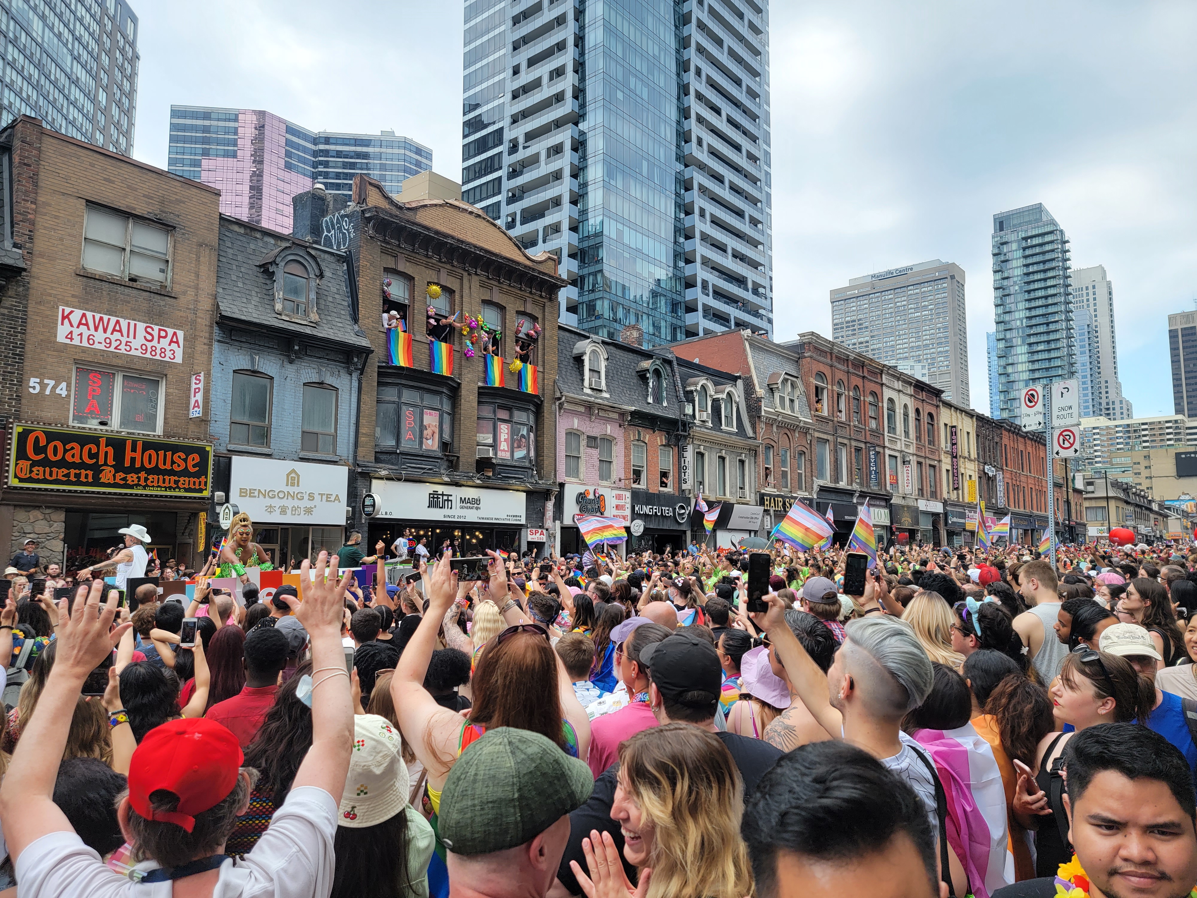 캐나다 토론토에서 지난 달 26일 열린 프라이드 행사는 참가자들이 무지개 깃발을 들어보이며 성소수자에 지지를 표하고 있다. 김한나 통신원 