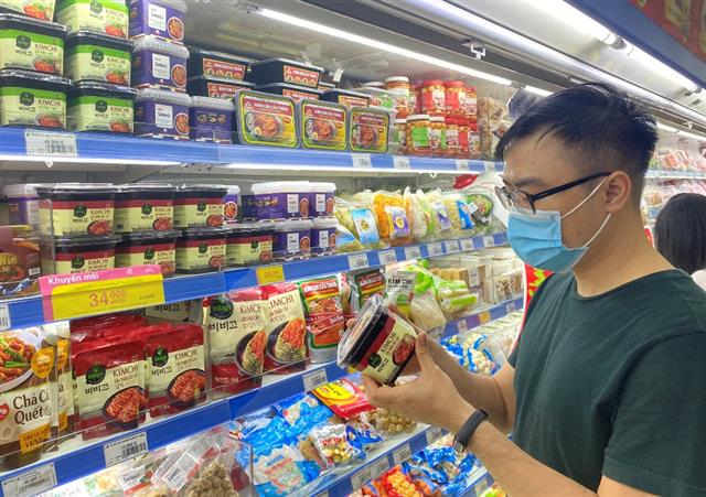 베트남의 한 마트에서 고객이 진열된 비비고 제품들을 살펴보고 있다. CJ제일제당 제공