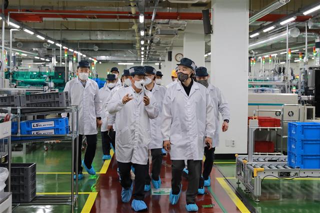 세계등대공장으로 선정된 청주 스마트공장 생산라인을 살펴보고 있는 구자은(오른쪽) LS그룹 회장. LS그룹 제공