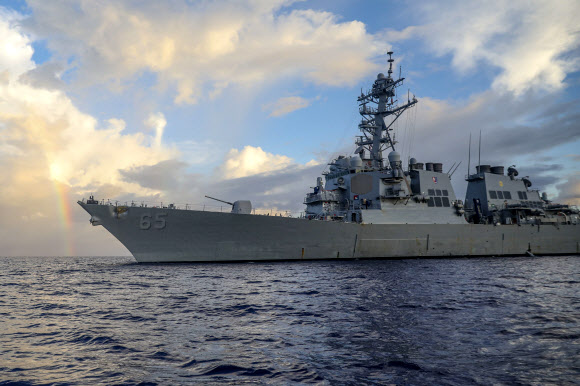 미 7함대 소속 알레이 버크급 이지스 구축함인 USS 벤폴드가 필리핀해에서 정기 작전을 수행하고 있는 모습. 2022.6.24 미 해군 제공 AP 연합뉴스