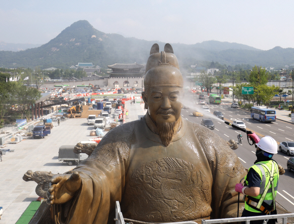 18일 오전 서울 세종대로 광화문 광장에서 서울시 관계자들이 세종대왕 동상을 세척하고 있다. 서울시는 오는 8월 6일 새로운 광화문광장 개장을 앞두고 12일간 세종대왕 동상과 이순신 장군 동상을 말끔하게 세척한다. 동상 세척은 광화문광장 공사로 인해 2020년 4월 이후 진행하지 못하다 27개월 만에 재개됐다. 2022. 7. 18  박윤슬 기자
