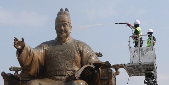 18일 오전 서울 세종대로 광화문 광장에서 서울시 관계자들이 세종대왕 동상을 세척하고 있다. 서울시는 오는 8월 6일 새로운 광화문광장 개장을 앞두고 12일간 세종대왕 동상과 이순신 장군 동상을 말끔하게 세척한다. 동상 세척은 광화문광장 공사로 인해 2020년 4월 이후 진행하지 못하다 27개월 만에 재개됐다. 2022. 7. 18  박윤슬 기자