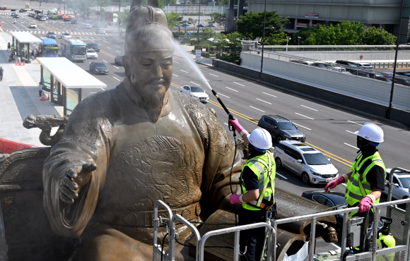18일 서울 종로구 광화문광장에서 개장을 앞두고 지난 2020년 4월 이후 27개월 만에 세종대왕 동상을 고압수로 세척하며 묵은 때를 벗겨내고 있다. 2022. 7. 18  박윤슬 기자