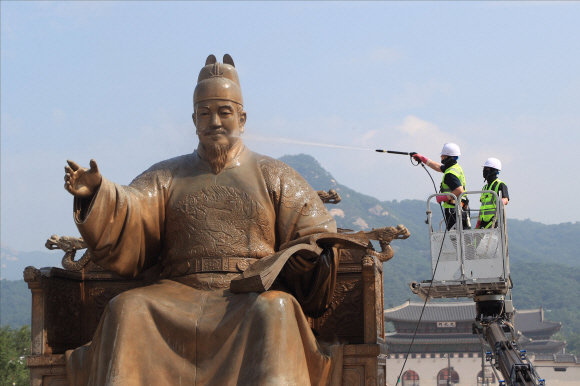 18일 서울 종로구 세종로 광화문광장 세종대왕 동상 세척작업이 진행되고 있다. 2022. 7. 18  박윤슬 기자