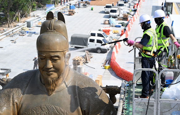 18일 서울 종로구 광화문광장에서 개장을 앞두고 지난 2020년 4월 이후 27개월 만에 세종대왕 동상을 고압수로 세척하며 묵은 때를 벗겨내고 있다. 2022. 7. 18  박윤슬 기자