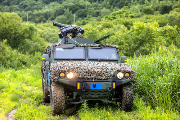 육군이 오는 21일까지 강원도 인제 육군과학화전투훈련단에서 한미연합사단 순환배치여단(미 1기갑여단)과 KCTC 연합훈련을 실시한다고 18일 밝혔다. 사진은 소형전술차량에 탑재된 대전차유도무기 ‘현궁’을 운용하는 12사단 장병. 2022.7.18  육군 제공