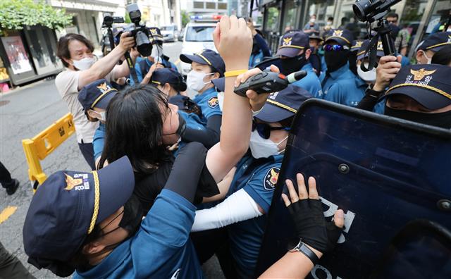 한국대학생진보연합 소속 학생들이 18일 서울 여의도 국민의힘 당사 앞에서 열린 사적 채용 옹호 권성동 사퇴 촉구 기자회견을 마친 뒤 항의서한을 전달하기 위해 당사 진입을 시도하고 있다. 2022.7.18 뉴스1
