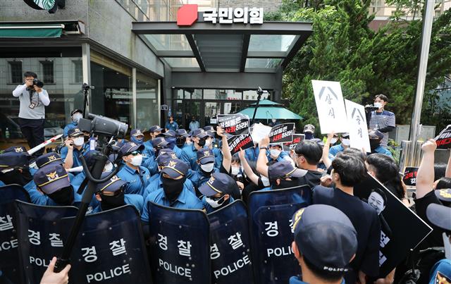 한국대학생진보연합 소속 학생들이 18일 서울 여의도 국민의힘 당사 앞에서 열린 사적 채용 옹호 권성동 사퇴 촉구 기자회견을 마친 뒤 항의서한을 전달하기 위해 당사 진입을 시도하고 있다. 2022.7.18 뉴스1