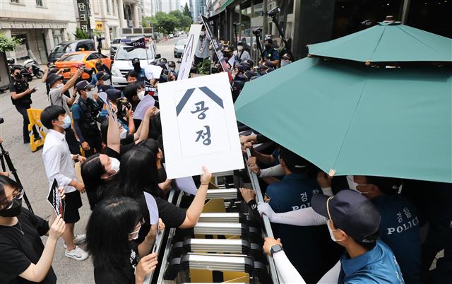한국대학생진보연합 소속 학생들이 18일 서울 여의도 국민의힘 당사 앞에서 열린 사적 채용 옹호 권성동 사퇴 촉구 기자회견을 마친 뒤 항의서한을 전달하기 위해 당사 진입을 시도하고 있다. 2022.7.18 뉴스1