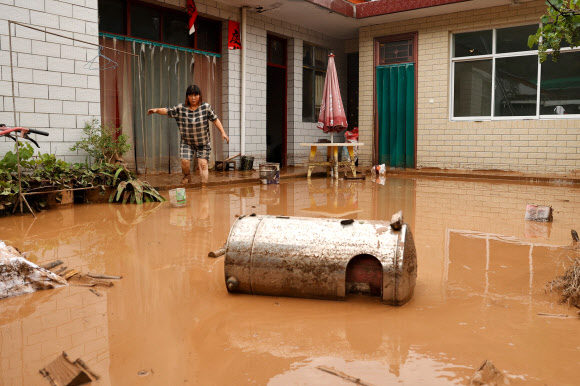 중국 북서부 간쑤성 룽난에서 홍수를 바라보는 주민의 모습이다. 2022-07-18 AFP 연합뉴스